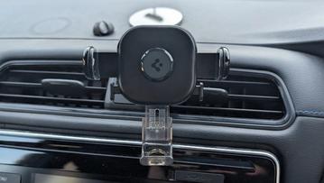 Suporte veicular universal Spigen Onetap segurando um smartphone dentro de um veículo