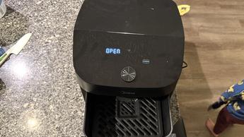 Freidora de aire Midea de doble zona con el cajón abierto y vacío sobre la encimera de la cocina