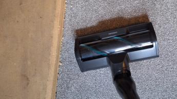 Aspiradora Samsung Bespoke AI Jet Ultra realizando prueba de limpieza de bordes en alfombra