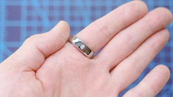 Nærbillede af Ringconn Gen 2 Air smart ring båret på en persons pegefinger