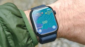 Apple Watch Series 10 am Handgelenk einer Person mit der Karten-App und einer topografischen Karte des Olympic-Nationalparks