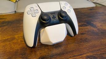 En vit DualSense-handkontroll som vilar på ett bord