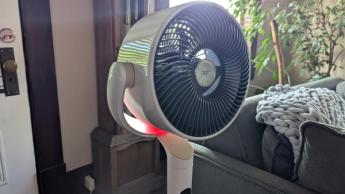 Acercamiento a la cabeza del ventilador Dreo TurboPoly 508S con iluminación ambiental LED roja