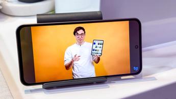Samsung Galaxy A56 reproduciendo un video en su pantalla
