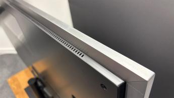 Крупный план тонкой верхней кромки 65-дюймового OLED-телевизора LG G5