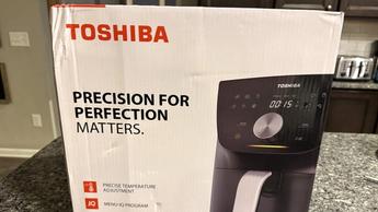 Empaque del producto freidora de aire Toshiba de 7.7 cuartos