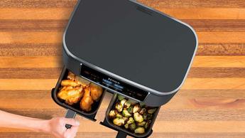 Fritadeira elétrica Ninja Foodi de 2 cestos em uma bancada de cozinha