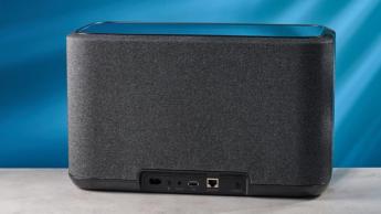 Ein Denon Home 350 Smart-Lautsprecher im Ausstellungsraum