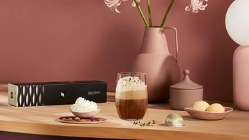 Una tazza di caffè vaniglia decaffeinato con ricca crema