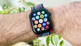 Primeiro plano do Apple Watch Series 10 no pulso de um utilizador a mostrar as opções da aplicação Notas no watchOS 26