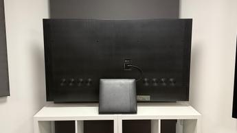 OLED-телевизор Samsung S95F на витрине с яркими цветами