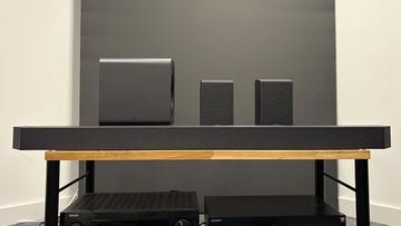 Саундбар Samsung HW-Q990F с сабвуфером и тыловыми колонками на деревянной стойке для техники