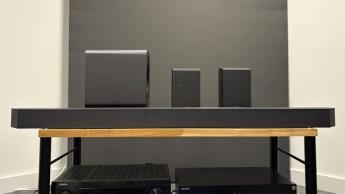 Саундбар Samsung HW-Q990F с сабвуфером и тыловыми колонками на деревянной стойке для техники