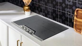 Placa de inducción Frigidaire FPIC3077RF de 30 pulgadas instalada en una cocina moderna