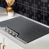 Parrilla de inducción Frigidaire FPIC3077RF de 30 pulgadas instalada en una cocina moderna