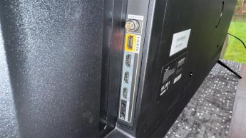 Крупный план задней панели Amazon Fire TV Omni Mini LED 55 дюймов с разъёмами HDMI и USB