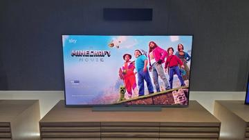 Умный телевизор Sky Glass Air, установленный на деревянной тумбе