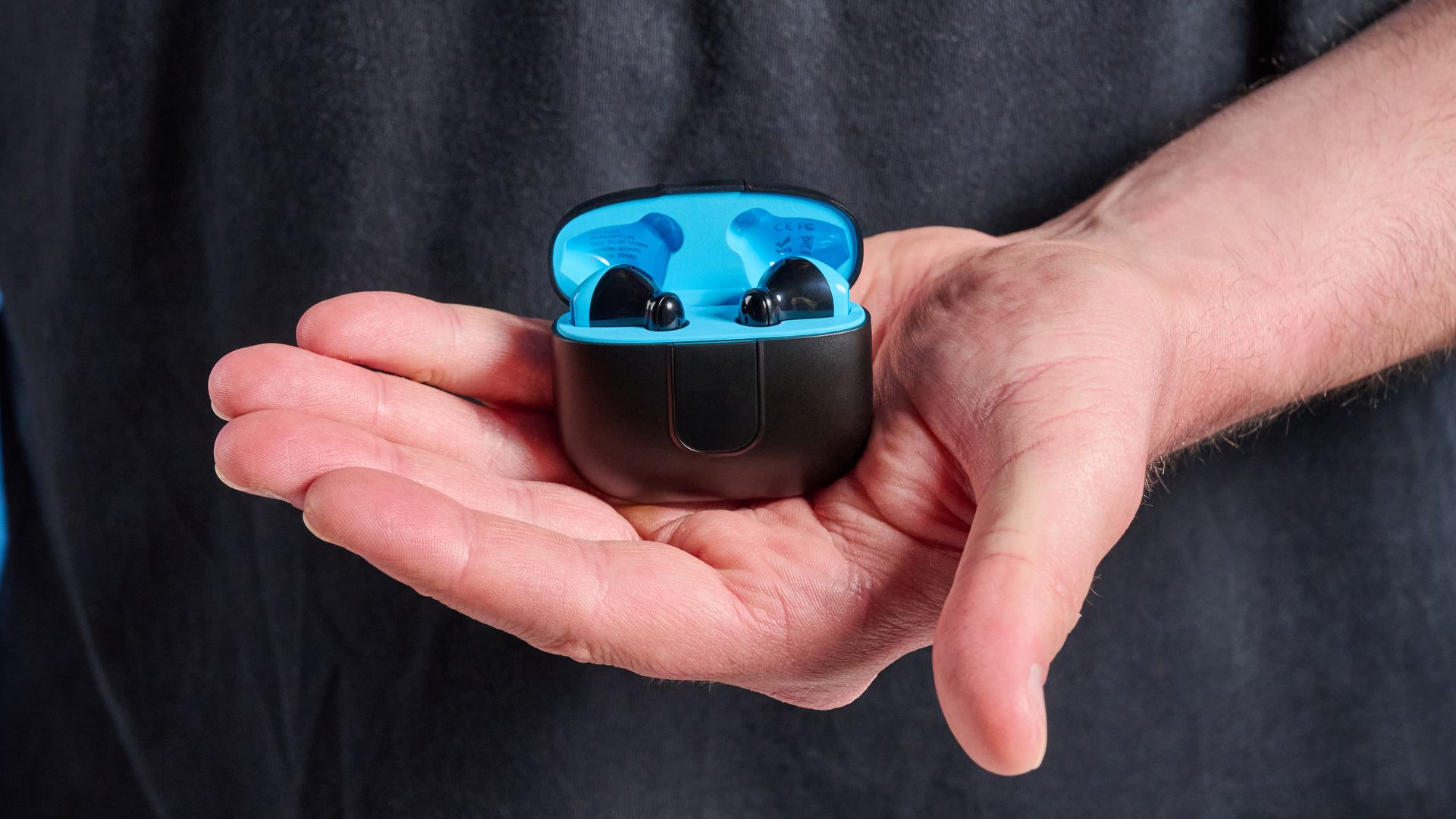 H2O Audio Ript-Lite kabellose Ohrhörer in Schwarz und Blau auf blauem Hintergrund, entwickelt für Workouts und den täglichen Musikgenuss