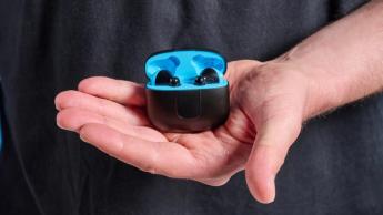 H2O Audio Ript-Lite kabellose Ohrhörer in Schwarz und Blau auf blauem Hintergrund, entwickelt für Workouts und den täglichen Musikgenuss