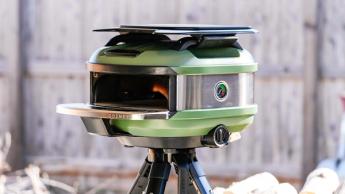 Horno de pizza Gozney Tread en una terraza al aire libre