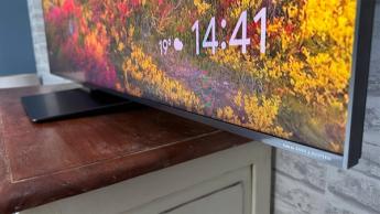 ЖК-телевизор TCL 65C8K с ярким изображением цветов, отображением температуры и времени на экране