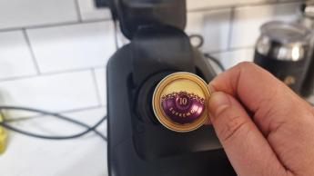 Máquina de café L'Or Barista System sobre a bancada da cozinha