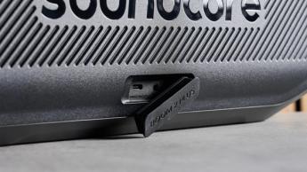 Der tragbare Soundcore Boom 2 Plus Boombox-Lautsprecher mit LED-Lichtern, schwarzem Mesh-Gehäuse, BassUp- und Lichtshow-Tasten, Tragegriff und Schultergurt