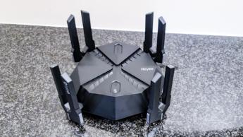 Reyee RG-E6 Wi-Fi 6 gamingrouter på en köksbänk