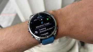 Garmin Fenix 8-ur, der viser tempo-data på skærmen