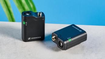Das Sennheiser Profile Funkmikrofon-Set mit Ladeetui, USB-C- und Lightning-Adaptern, Blitzschuhhalterungen, zwei Mikrofonen und einem Empfänger