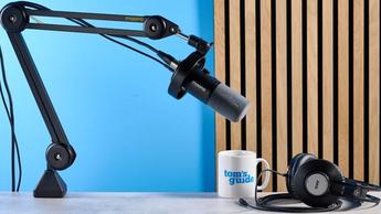 Das Maono PD300X Podcast-Mikrofon mit XLR- und USB-C-Anschluss, abgebildet an einem Schwenkarm mit Stummschaltknopf und Einstellrad