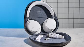 Die AKG N9 Hybrid Kopfhörer vor blauem Hintergrund