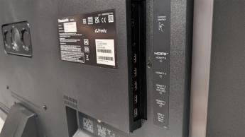 Вид сзади на 48-дюймовый OLED-телевизор Panasonic Z90B с разъёмами HDMI и другими портами подключения