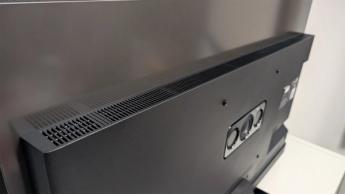 Крупный план задней панели OLED-телевизора Panasonic Z90B с диагональю 48 дюймов: разъёмы и элементы дизайна
