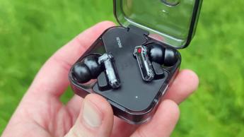 Nothing Ear true wireless øretelefoner i deres gennemsigtige opladningsetui