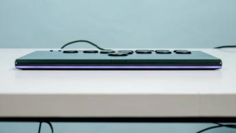 白い背景に置かれたRazer Kitsuneオールボタンアーケードコントローラー