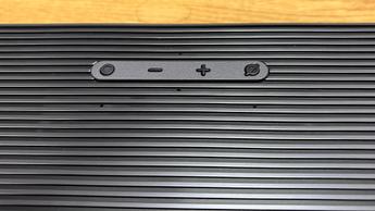 Крупный план панели управления саундбара Samsung HW-Q990F на верхней части устройства