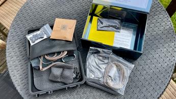Campfire Audio Clara-øretelefoner holdes i hånden og bæres af en kvinde