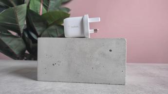 Sidevisning af Belkin BoostCharge Pro GaN dobbelt USB-C vægoplader 45W