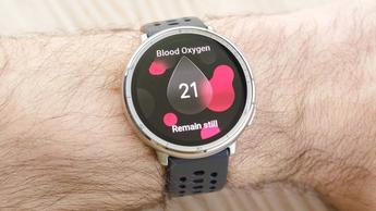 Nærbillede af Amazfit Active 2-smartwatch, der måler blodets iltniveau på en persons håndled