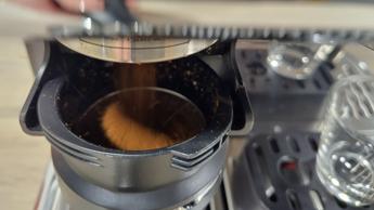Cafetera Philips Barista Brew moliendo granos de café frescos en un portafiltro