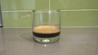 Café espresso recién preparado servido en un vaso de cristal