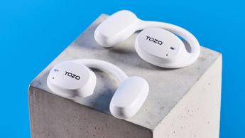 Tozo OpenEgo Open-Ear Wireless-Kopfhörer vor blauem Hintergrund