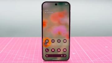 Google Pixel 9-smartphone i den vintergröna färgen som visar AI-funktioner på skärmen