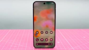 Google Pixel 9-smartphone i den vintergröna färgen som visar AI-funktioner på skärmen