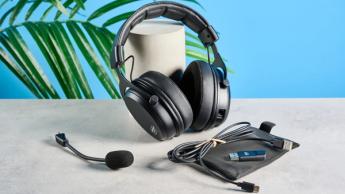 Ett svart Cherry XTRFY H3 gaming-headset mot en vit bakgrund