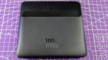 Batería externa Baseus Blade Pro sobre una superficie morada
