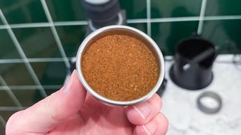 O porta-filtro da Wacaco Picopresso cheio de café moído fresco