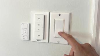 Un conjunto de modernos interruptores inteligentes de luz instalados en una pared