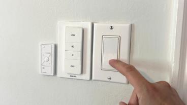 Un conjunto de modernos interruptores inteligentes de luz instalados en una pared